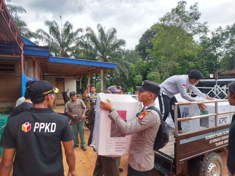 Polisi Lakukan Pengawalan dan Pengamanan Logistik Pemilu 2024 di Desa Melati Harjo