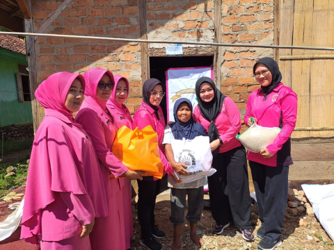 Polres Kaur Serahkan Bantuan Sembako kepada Korban Banjir 