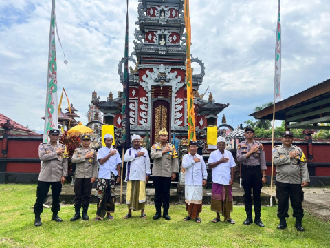 Kapolres Bengkulu Utara Menghadiri Perayaan Ibadah Galungan di Pura Dharma Yatra