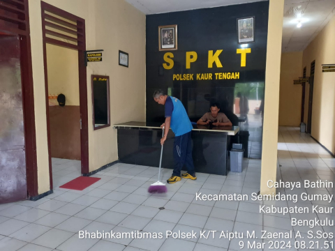 Kebersihan Mako, Polsek Kaur Tengah Bersihkan Sekitran Runagan Ciptak Suasan Bersih dan Nyaman 