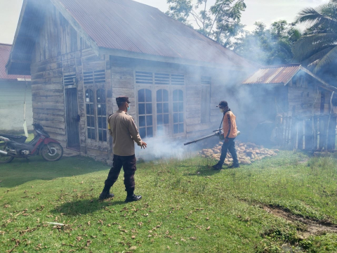 Bhabinkamtibmas Monitoring Pelaksanaan Fogging Desa Urai