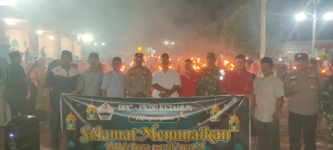 Personel Polsek Ketahun Kawal Pawai Obor Sambut Ramadhan