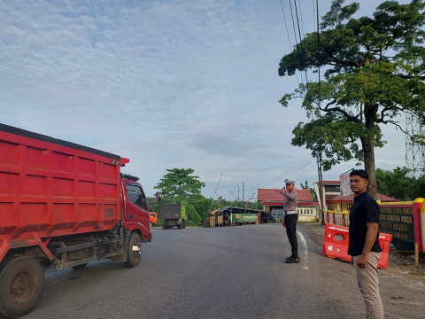 Morning Traffic Control Polsek Ketahun Beri Kelancaran Di Jalan Raya