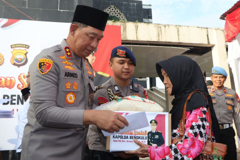 Kapolda Bengkulu Kembali Berbagi, Salurkan 100 Paket Sembako ke Warga Lebong