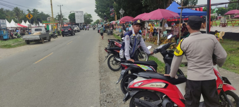 Personel Polsek Kaur Selatan Lakukan Pengamanan dan Atur Lalin di Pasar Kaget 