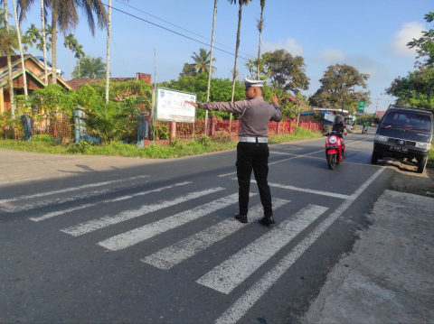 Beri Kelancaran Di Jalan Raya Masyarakat, Polsek Ketahun Gelar Morning Traffic Control 