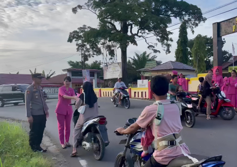 Berbagi Kebahagiaan Jelang Berbuka Puasa,  Polsek Ketahun Bagi-Bagi Takjil