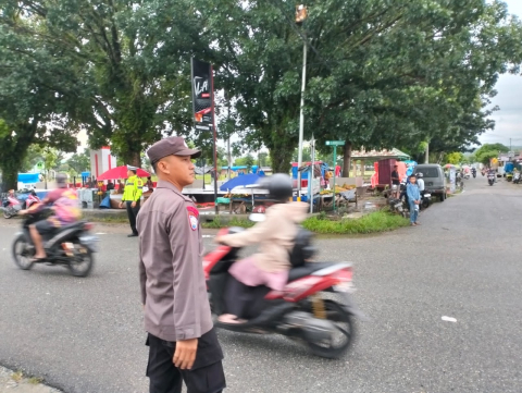 Piket Yanmas Polres Kaur Laksankan Pengamanan dan Turlalin di Pasar Kaget 