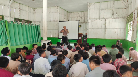 Personel Polres Kaur Laksankan Pengamanan Ibadah Umat Kristiani di Gereja 