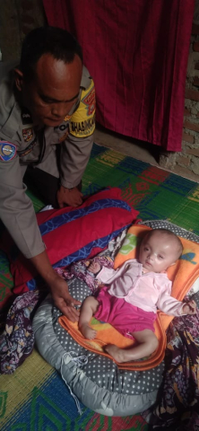 Peduli Kepada Warga Binaan Yang Sakit, Bhabinkamtibmas Polsek Muara Sahung Datangi Warga Binaan  