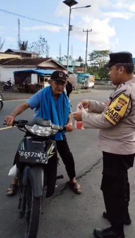 Polri Berbagi, Bhabinkamtibmas Polsek Curup Berbagi Takjil Bulan Ramadhan
