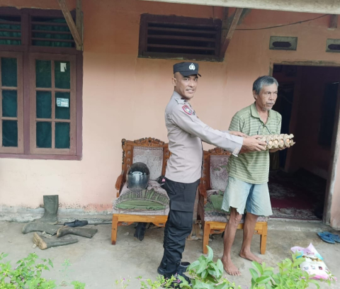 Petani Asal Desa Padang Petron Terima Bantuan Semabako Dari Polsek Kaur Selatan 