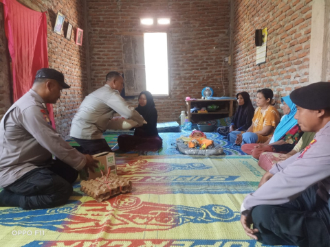 Idap Penyakit Sindrom Hidrosefalus, Warga Desa Ulak Lebar Terima Bantuan Dari Polsek Muara Sahung