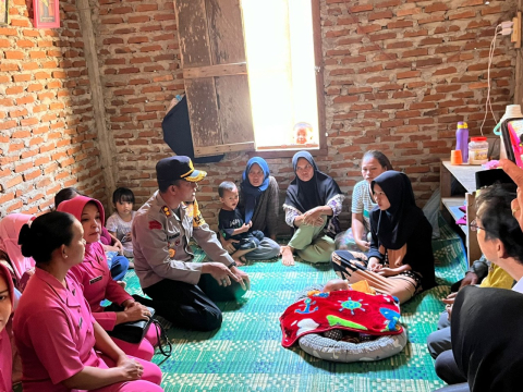 Polres Kaur Bersama Pemda Kaur, Berikan Bansos Pada Anak Yang Sakit Hidrosefalus