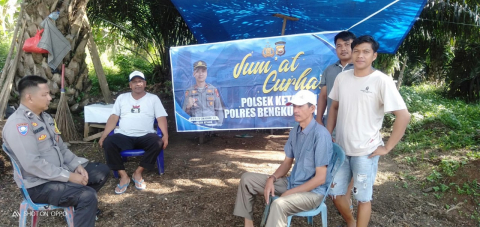 Jumat Curhat Bhabinkamtibmas Bersama Warga Binaanya Di Desa Kualalangi