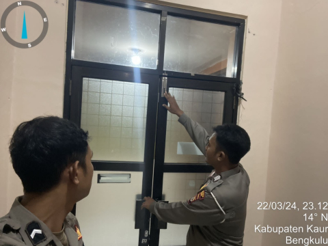 Pengamanan di Kantor Bawaslu, Polres Kaur Cek Seputaran Ruangan 