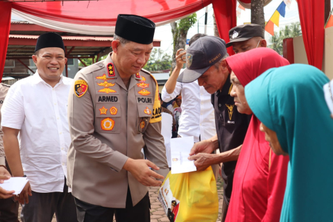 Kapolda Bengkulu Bagikan Bansos Kepada Warga Kurang Mampu di Seluma 