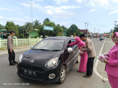 Bulan Suci Ramadhan, Polsek Mukomuko Selatan Bersama Bhayangkari Bagi-Bagi Takjil Kepada Warga 