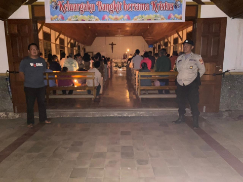 Ibadah di Gereja Fransiskus Asisi Dilakukan Pengamanan Polsek Sindang Kelingi 