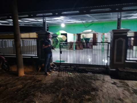 Ciptakan Kamtibmas, Sat Samapta Polres Kaur Pengamanan Shalat Tarawih di Masjid Nurul Huda 