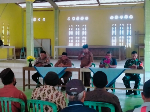 Polsek Giri Mulya Hadiri Kegiatan Penyaluran BLT DD di Desa Giri Mulya