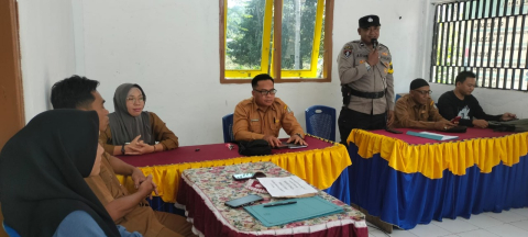 Bhabinkamtibmas Polsek Nasal Hadiri Penyaluran BLT DD Desa Batu Lungun 