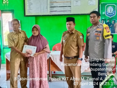 Bhabinkamtibmas Hadiri Pembagian BLT DD di Desa Tanjung Harapan 