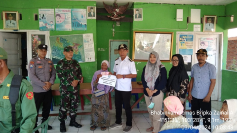 Bhabinkamtibmas Polsek Kaur Utara Awasi Pembagian BLT DD Desa Bandu Agung 