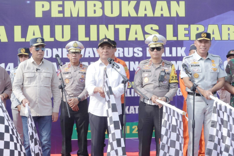 Turut Serta Lepas Arus Balik One Way, Rivan A. Purwantono Imbau Pemudik Kooperatif Ikuti Arahan Petugas 