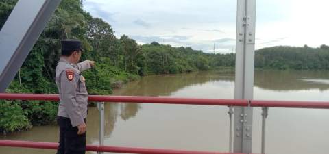 Antisipasi Banjir, Personil Polsek Ketahun Cek Debit Air Sungai