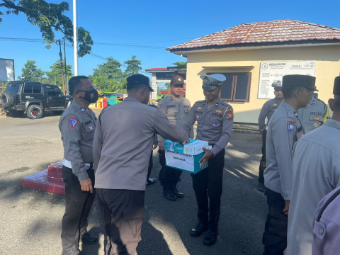 Berbagi Itu Indah, Polsek Ketahun Gelar Sedekah Bersama
