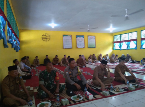 Bhabinkamtibmas Polsek Ketahun Hadiri Halal Bihalal di SMA N 05 Bengkuulu Utara