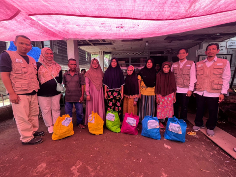 PLN Peduli Serahkan 100 Paket Sembako untuk Korban Banjir di Kabupaten Lebong