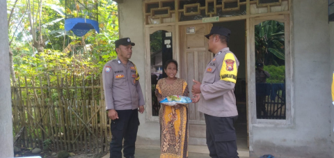 Gelar Selasa Berbagi, Polsek Kaur Tengah Bagikan Sembako kepada Warga Kurang Mampu di Desa Binaan  