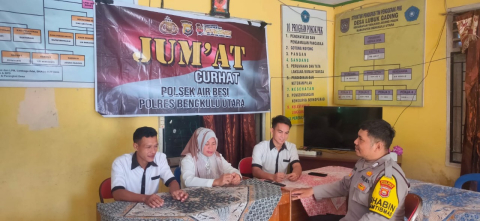Bhabinkamtibmas Polsek Air Besi Laksanakan Giat "Jumat Curhat" untuk Mendengarkan Keluhan Masyarakat