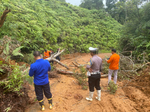 Personel Polres Lebong Survei Jalan yang Akan Dilalui Bus CJH Lebong
