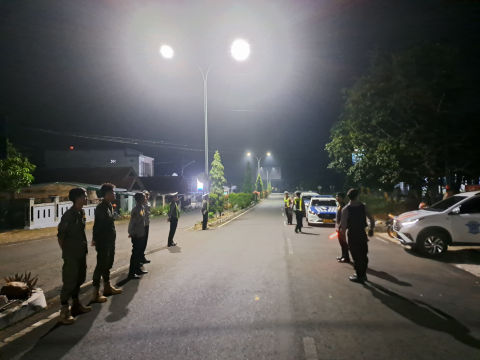 Personel Polres Lebong Pantau Hauling Batu Bara