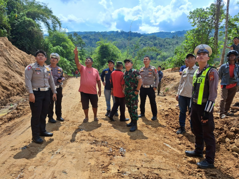 Personel Satlantas Polres Lebong Melaksanakan Pengaturan Lalin di Jalan Lintas Longsor