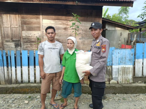 Berbagai kepada Warga Kurang Mampu, Polres Kaur dan Polsek Jajaran Bagikan Sembako 
