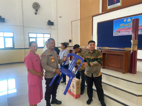 Peduli Kasih Umat Kristen,  Polres Kaur Salurkan Bantuan Sosial