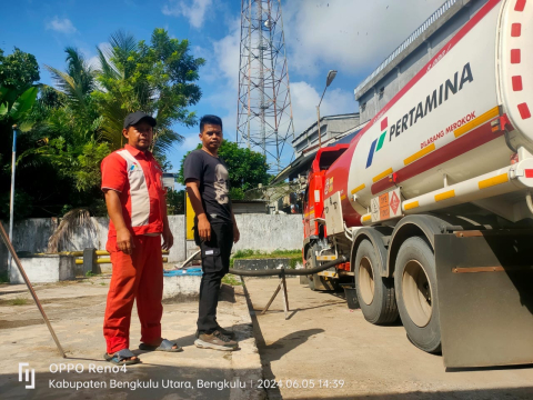 Personel Polsek Ketahun Monitoring dan Pengecekan Ketersediaan BBM di SPBU Ketahun