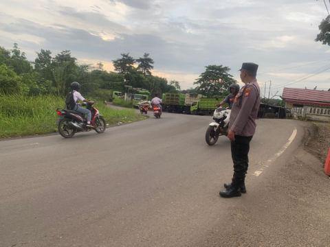 Morning Traffic Control Polsek Ketahun Berikan Kelancaran di Jalan Raya
