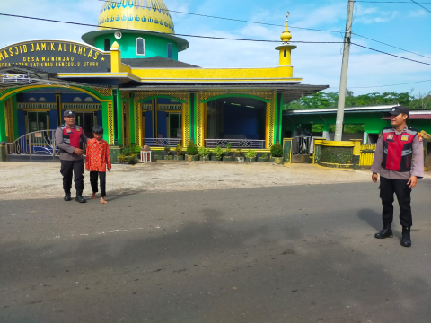 Polsek Batiknau Melaksanakan Pengaturan Lalin di Wilayah Rawan Kemacetan
