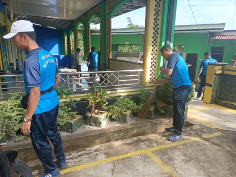 Polsek Batik Nau Gelar Bakti Religi Bersih-Bersih Masjid Jelang HUT Bhayangkara Ke-78