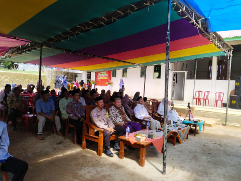 Bengkulu Utara - Bhabinkamtibmas Polsek Ketahun Hadiri Giat Haflah Akhirusannah Dan Wisuda angkatan ke-dua Pondok Pesantren Al-Makmun Barakatul Qodiri Di Desa Cakra Kec. Ketahun Kab. Bengkulu Utara Sabtu (15/06/2024).Kegiatan tersebut dihadiri pula oleh Pembina Yayasan pusat KH. Ir. Ahmad Hamil Wicaksono. M.Sc, Dosen Universitas Bengkulu KH. Dr. Sofyan Nadi, Kapolsek Ketahun diwakili AIPDA Andi Marwanto, SH, Pengurus Yayasan Ponpes Al Makmun Kyai M. Arif Pribadi. S.Th.I, Tokoh masyarakat, Tokoh agama, Pengu