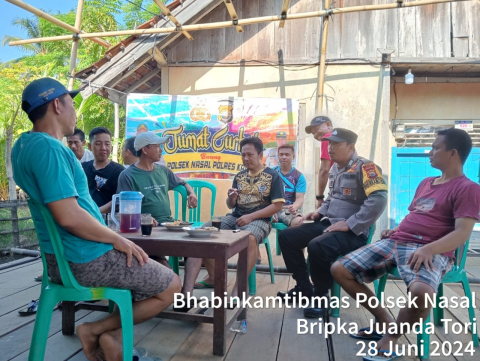 Jalin Kedektan dengan Masyarkat, Bhabinkamtibmas Polsek Nasal Jumat Curhat di Desa Merpas