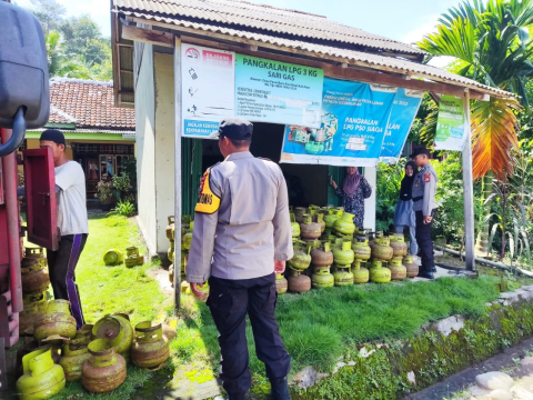 Personil Polsek Nasal Monitoring Perkembangan harga Sembako, Pupuk Subsidi dan Gas Elpiji 3kg di Wilkum 