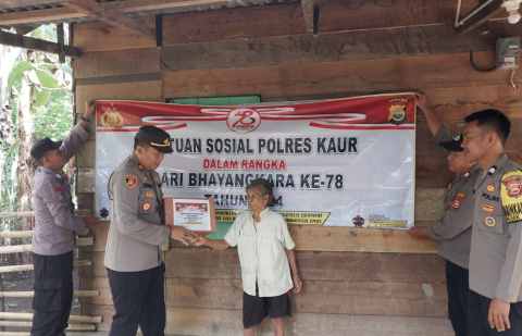 Polres Kaur Kembali Salurkan Bansos dalam Rangka HUT Bhayangkara ke-78 Kepada Warga Kurang Mampu 