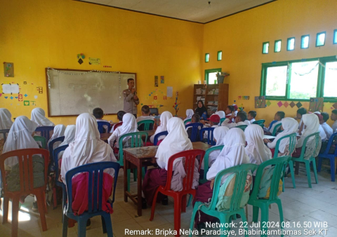Police Go To School di SDN 32 Kaur, Bhabinkamtibmas Sampaikan Imbauan kepada Pelajar