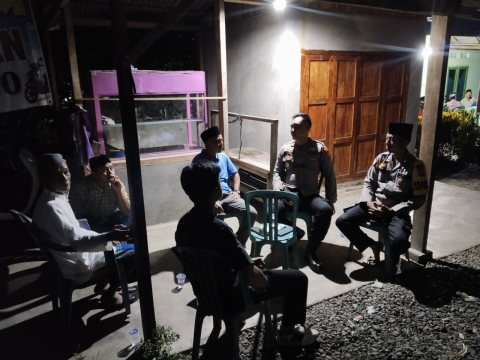 Sebagai Wujud Belasungkawa, Kapolsek Batik Nau Bersama Personelnya Laksanakan Sambang Duka
